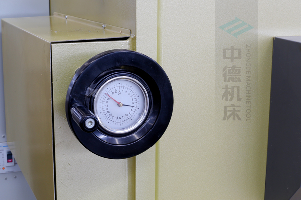 ZDG-632刀片間隙調(diào)節(jié)裝置，設(shè)置在機(jī)架前面，并有刻度顯示，調(diào)節(jié)方便.jpg