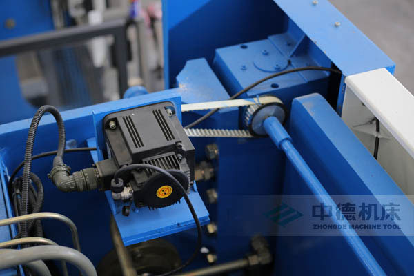 ZDPK-10032配有Y軸伺服定位功能，能精確有效提高Y軸精度，并使工作效率明顯提高