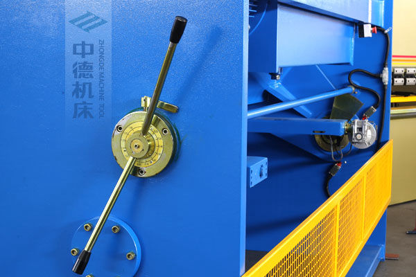 ZDS-2032剪板機(jī)刀片間隙手動(dòng)調(diào)節(jié)器，刻度清淅，調(diào)節(jié)省力又簡(jiǎn)便.jpg